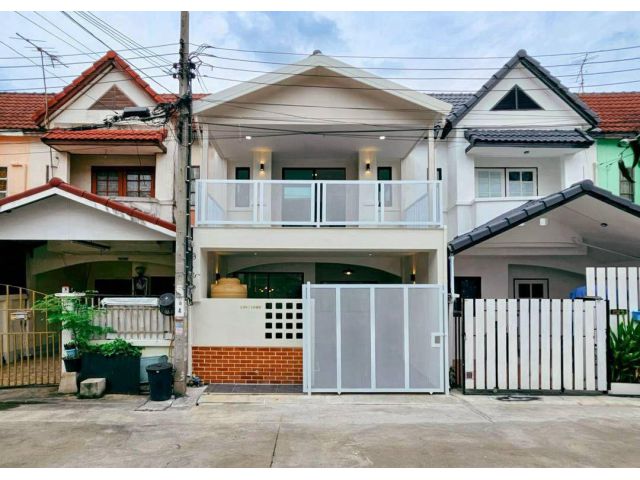 หมู่บ้านสวีทโฮมปาร์ค บางบัวทอง Sweet Home Park ทาวน์เฮ้าส์ 2 ชั้น ถนนเมน มีระเบียงด้านหน้า ต้นโครงการ ซอยไม่ตัน