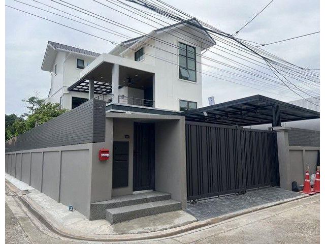 บ้านเดี่ยวสร้างใหม่ 3 ชั้น 113 ตร.ว 300 ตร.ม. ทำเลดี เดินทางสะดวก ใกล้ MRTบางโพและทางด่วน
