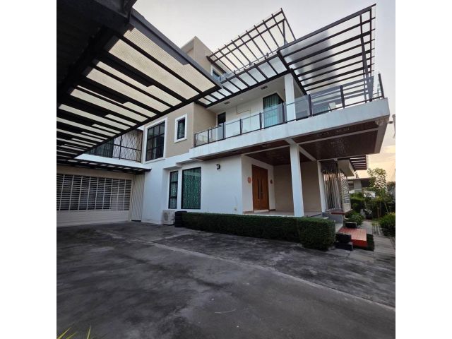 บ้านเดี่ยวหลังใหญ่ ใกล้ BTS ปุณณวิถี พร้อมลิฟต์ส่วนตัว! 9 ห้องนอน | พื้นที่ใช้สอยกว่า 800 ตร.ม. . สุขุมวิท 101 ซอยป