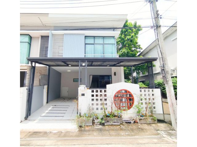 ทาวน์โฮม 2 ชั้น ติดถนนสายไหม แต่งสวย หลังมุม หมู่บ้าน พฤกษาวิลล์ 64 พื้นที่ 21.9 ตรว. ต่อเติมหลังคาจอดรถและห้องด้านหลัง