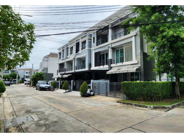 ขายทาวน์เฮ้าส์ หมู่บ้านกลางเมือง พิบูลสงคราม เนื้อที่ 28.3 ตร.ว. 3 ชั้น 3 นอน 3 น้ำ