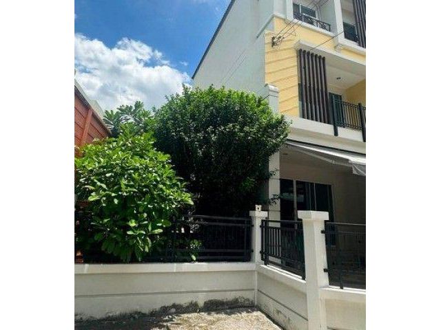 ทาวน์โฮม 3 ชั้นหลังมุม . 3 ห้องนอน 3ห้องน้ำ บ้านกลางเมือง Urbanion เกษตรนวมินทร์ 2 ซอยลาดปลาเค้า 79