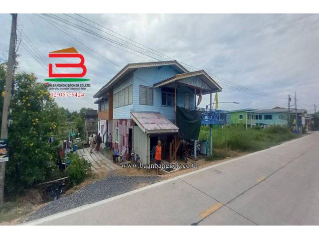 ที่ดินพร้อมสิ่งปลูกสร้าง ติดเลียบคลองเปรมประชากร (ตรงข้ามซอยเชียงรากน้อย 2) เนื้อที่ 50 ตรว. ใกล้สถานีรถไฟฟ้านวนคร