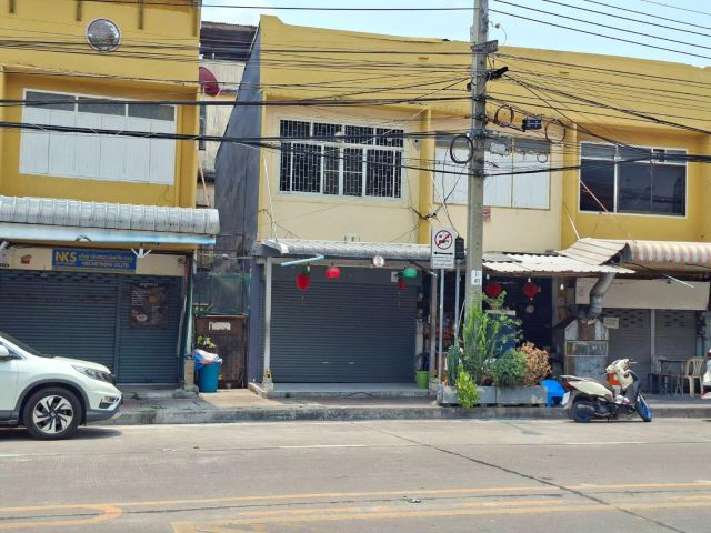 ให้เช่าอาคารพาณิชย์ 2 ชั้นห้องมุม 12 วา 1 ห้องนอน 1 ห้องน้ำ ติดถนน 4 เลน ย่านชุมชน ถนนประชาราษฎร์ อำเภอเมืองนนทบุรี