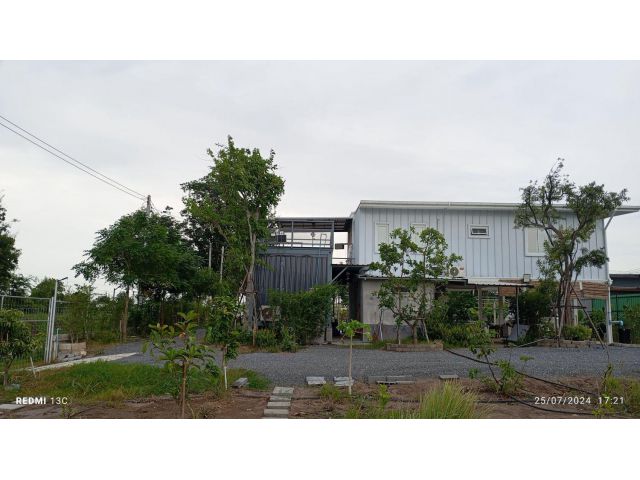ขายบ้านสวนสไตล์โมเดิร์น 1 ไร่ (400 ตร.ว.) อ.เสนา อยุธยา ติดถนน 2 ด้าน พร้อมระบบโซล่าเซลล์ 5 kW + จุดชาร์จ EV