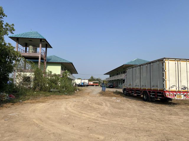 ขาย โรงงาน มีบ้าน บ้านพักคนงาน 32 ห้อง และที่ดินเปล่า เนื้อที่รวม 10 ไร่เศษ 工廠出售,含房屋,32棟工人房及空地,總面積超過10萊,位於巴吞他尼府空鑞縣空福鄉
