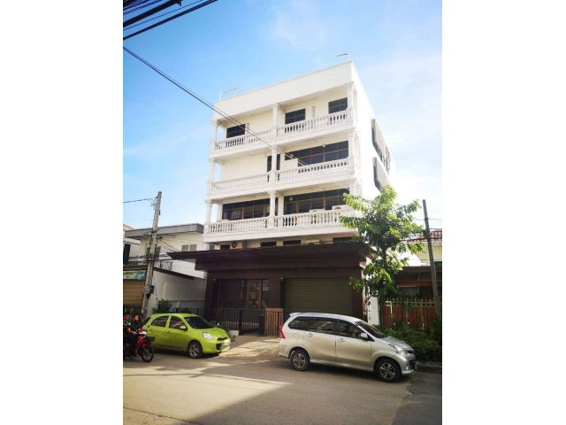 ให้เช่าอาคารสำนักงาน4.5ชั้น ถนนศรีนครินทร์ เชื่อมต่อถนนพระราม 9 และมอเตอร์เวย์เหมาะทำโชว์รูมแสดงสินค้า