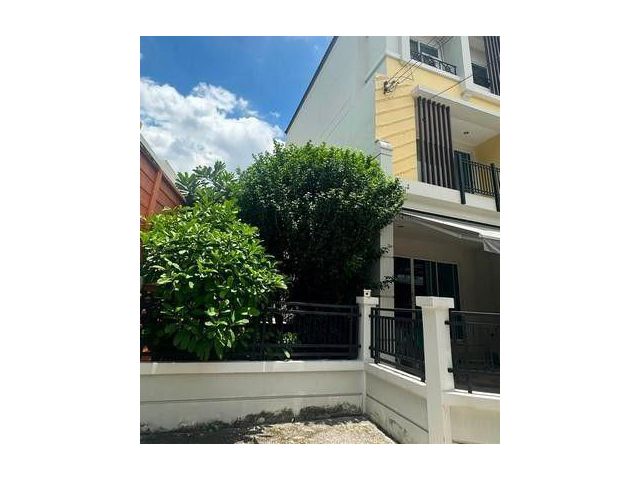 ให้เช่าและขาย ทาวน์โฮม 3 ชั้น หลังมุม ซอยลาดปลาเค้า79 หมู่บ้าน บ้านกลางเมือง Urbanion เกษตรนวมินทร์ 2