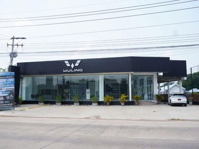 ที่ดินพร้อมสิ่งปลูกสร้าง (โชว์รูม) เนื้อที่รวม: 1-3-05.8 ไร่ (705.8 ตร.วา)