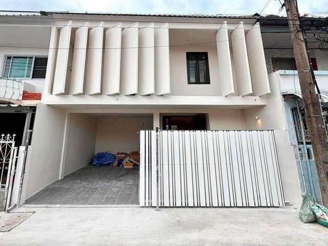 ขายทาวน์โฮม 2 ชั้น Modern Minimal ลาดพร้าว 41 พร้อมช่องแสงขนาดใหญ่ Courtyard กลางบ้าน รับแสงธรรมชาติ