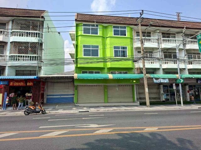 ให้เช่าอาคารพาณิชย์ 2 ห้อง 3.5 ชั้น + ดาดฟ้า ทำเลทอง ลาดพร้าว 71 ตรงข้ามเซเว่น ใกล้ป้ายรถเมล์ (N.2306)