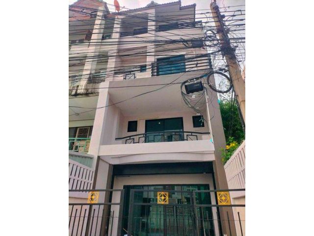 ให้เช่าทาวเฮ้าส์ 4 ชั้น ห้องมุม ซอยศรีนครินทร์ 40 บรรยากาศเหมือนบ้านเดี่ยว ตรงข้ามซีคอนสแควร์