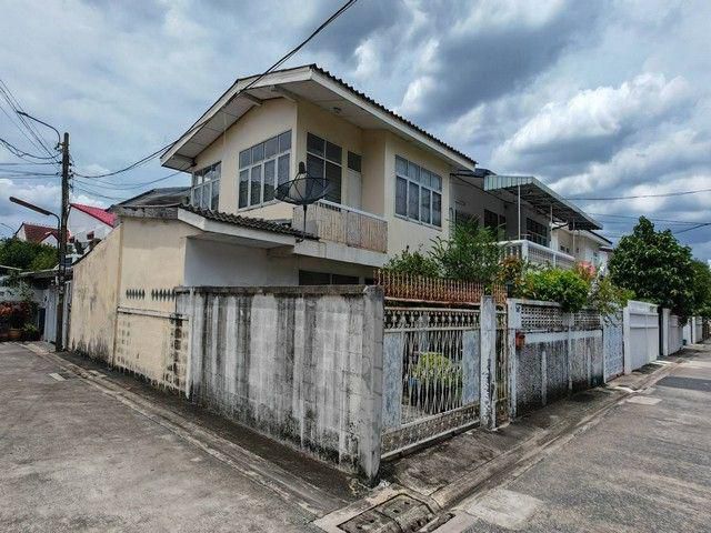 ้ขายบ้านเดี่ยว 2 ชั้นแปลงหัวมุม 50 ตรว. โชคชัย 4 ซอย 46 ย่านลาดพร้าว โชคชัย 4 ใกล้รถไฟฟ้าสายสีเหลือง **บ้านเก่า เหมาะรีโ