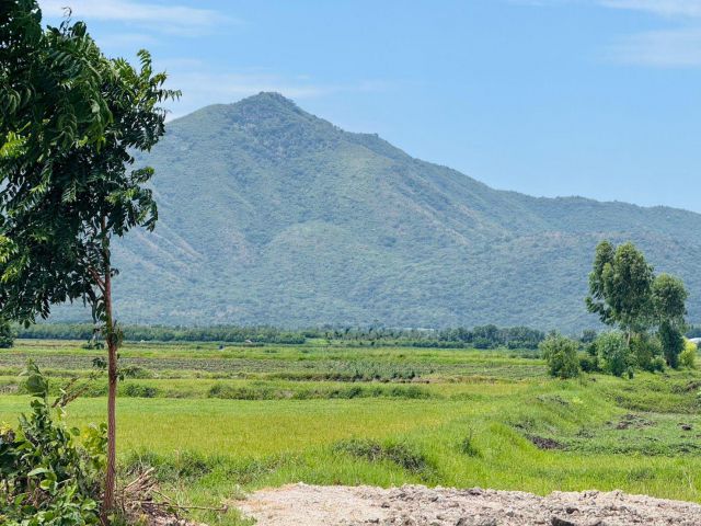 ข️ายที่ดินลพบุรี วิวเขา ติดน้ำ โอบล้อมด้วยทุ่งนาสวย เอกสารโฉนดครุฑแดง