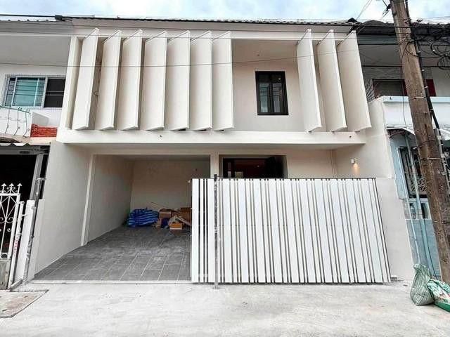 ขายทาวน์โฮม ซอยลาดพร้าว 41 ดีไซน์ Modern Minimal