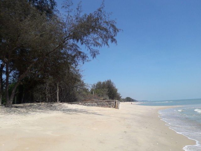 ที่ดินติดชายหาดชะอำ พร้อมสิ่งปลูกสร้าง เนื้อที่ 9-0-23.6 ไร่ อ.ชะอำ เพชรบุรี