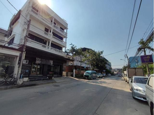 ให้เช่าอาคารสำนักงาน 4 ชั้นครึ่ง ซอยอ่อนนุช70/1 ถนนซอยสี่เลน เข้า-ออกได้หลายทาง แหล่งชุมชนขนาดใหญ่ ใกล้ตลาด ใกล้ถนนอ่อนน