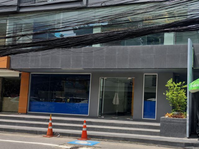 ทองหล่อ | อาคารพาณิชย์ให้เช่า ใกล้ BTS พื้นที่รวม 232.08 ตร.ม. สำหรับ Retail • Showroom • Office • Business