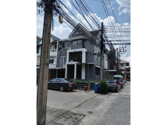 Town in Town | ทาวน์โฮม 3 ชั้น หลังมุม  ที่จอดรถได้หลายคัน | ️ แอร์ 11 เครื่อง พร้อมใช้งานทุกห้อง