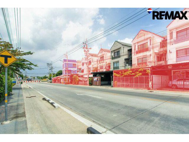 ขายทาวน์โฮม ติดถนนศาลาธรรมสพน์ ทวีวัฒนา-พุทธมณฑลสาย 2 ทำเลดี พร้อมตกแต่งชั้นล่าง