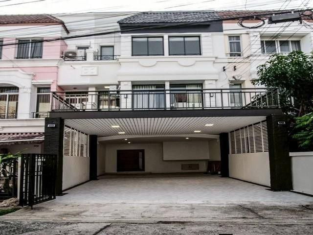 ให้เช่าทาวน์โฮม 3ชั้น โครงการบ้านกลางเมือง บริติซ ทาวน์ ศรีนครินทร์ ใกล้รถไฟฟ้าศรีลาซาล