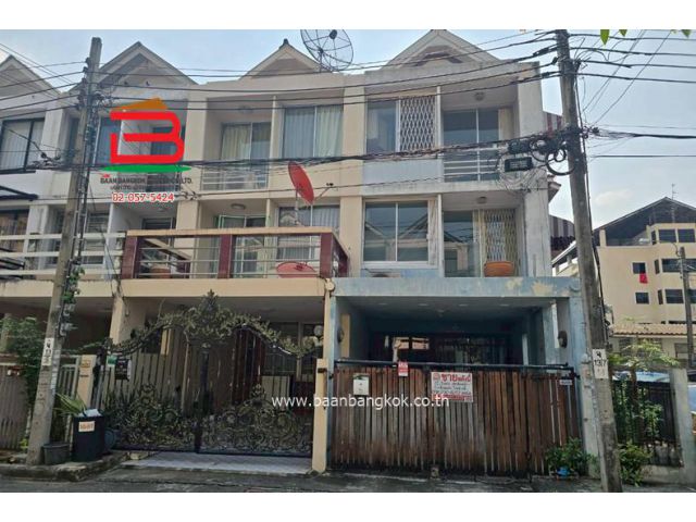 ทาวน์โฮม ซิตี้ทาวน์โฮมลาดพร้าว 80 (ใกล้ตลาดสะพานสอง) เนื้อที่ 22.8 ตรว. แขวงวังทองหลาง เขตวังทองหลาง