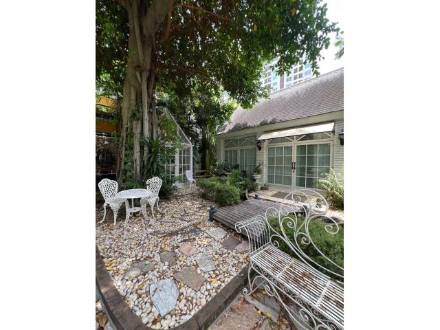 U1477 ให้เช่าบ้านสวน ใจกลางสุขุมวิท 101 FOR RENT RARE GARDEN SPACE IN SUKHUMVIT An Extraordinary Glasshouse Garden Space