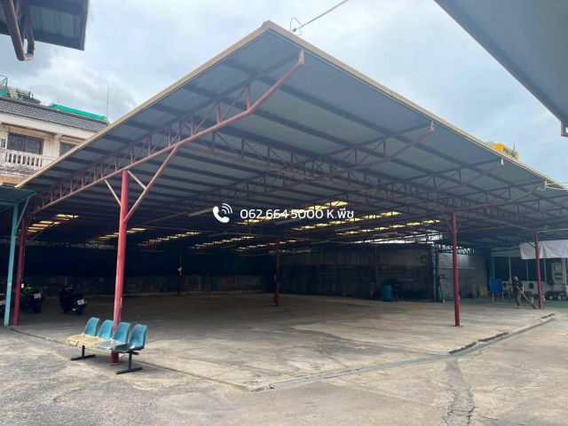รายละเอียด - พื้นที่โกดัง 380 ตร.ม. - กว้าง 20 เมตร ลึก 19 เมตร - ห้องน้ำ 4 ห้อง - พื้นที่จอดรถ 18-24 คัน - รถเทรลเลอร
