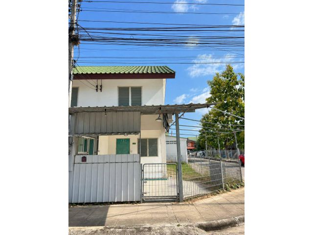 บ้านเอื้อเจดีย์หัก ราชบุรี บ้านแฝด 2 ชั้น หลังมุมถนนเมน มีพื้นที่ด้านข้าง ขายตามสภาพในหมู่บ้าน มีร้านค้าหาของทานง่าย