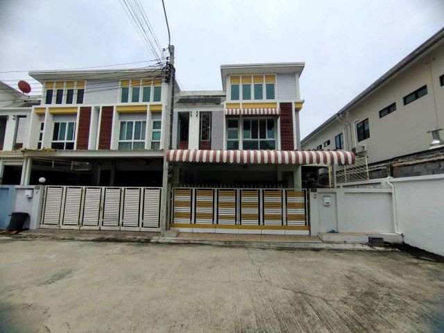 ขายทาวน์โฮม หลังมุม พื้นที่กว้างสภาพดี พร้อมอยู่**@Home รามอินทรา-คู้บอน 13**