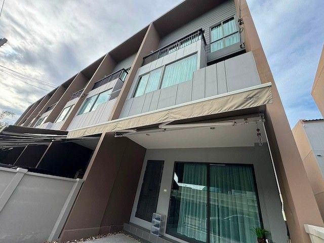 BH4354 ให้เช่าทาวน์โฮม 3 ชั้น หลังริม บ้านกลางเมือง พระราม 9