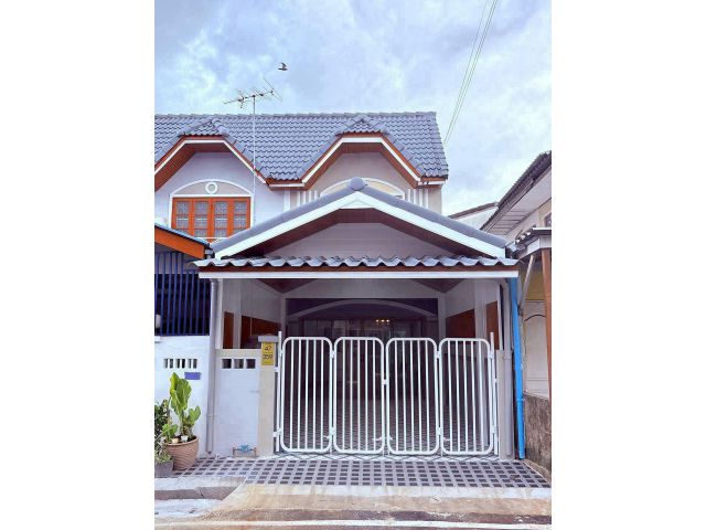 หมู่บ้านร่มเงาไม้  ถนนวัดลาดปลาดุก ทาวน์เฮ้าส์ 2 ชั้น   ตกแต่งใหม่พร้อมอยู่ พร้อมเฟอร์นิเจอร์