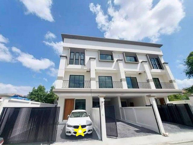 ขายพรีเมียมทาวน์โฮม 3ชั้น สร้างใหม่สไตล์ Modern ลาซาล32 สุขุมวิท1