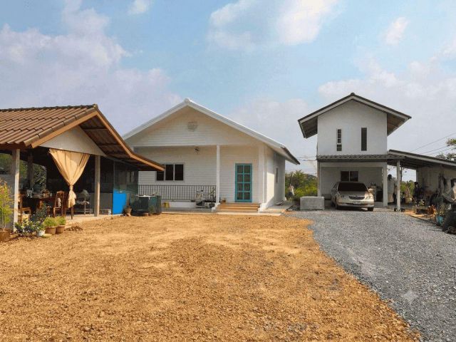 ขายบ้านรวมสองหลัง 210 ตรว. ใกล้ถนนใหญ่ ทำธุรกิจ/ห้องเช่า/แชร์อยู่ 2 ครอบครัว ห้วยพระ นครปฐม