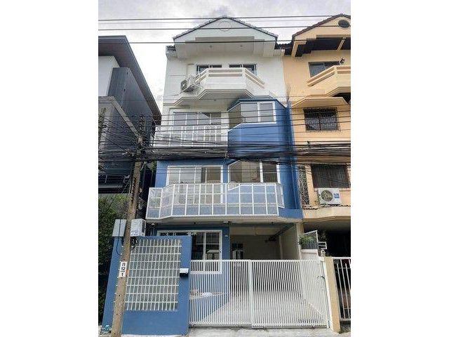 ขายหรือให้เช่าทาวน์โฮม 4 ชั้น รีโนเวทใหม่ มีดาดฟ้า ซอยพระราม 9 ซอย 13 ใจกลางเมือง ใกล้ทางด่วน