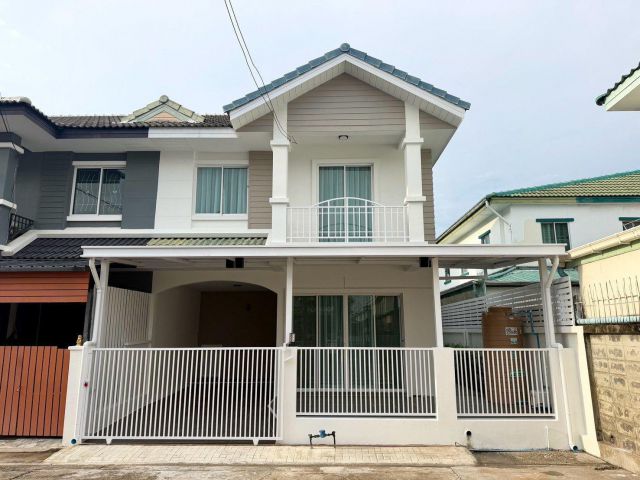 ขายทาวน์เฮ้าส์ 2 ชั้น หมู่บ้านสินทรัพย์ 1 รังสิต - คลองสี่ ซอย 17 หลังมุม เนื้อที่ 25.2 ตารางวา 3 ห้องนอน