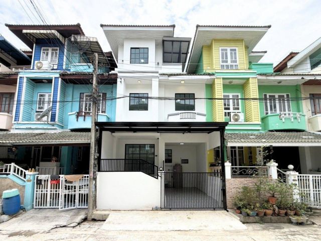 ขายทาวน์เฮ้าส์ 3 ชั้น หมู่บ้านชมฟ้า - วรางกูล รังสิต ลำลูกกา คลอง 2 ซอย 3 เนื้อที่ 20 ตารางวา 3 ห้องนอน