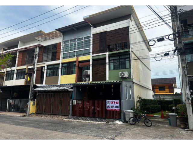 ขายทาวน์เฮ้าส์ หมู่บ้านซิกเนเจอร์ เพชรเกษม 69 เนื้อที่ 17 ตร.ว. 3 ชั้น 3 นอน 3 น้ำ หลังริม