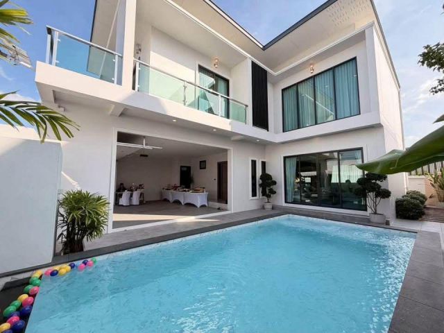 ขายบ้านพูลวิลล่า 2 ชั้น Modern Living พัทยา 4 ห้องนอน พร้อมสระว่ายน้ำส่วนตัว ทำเลทุ่งกลม-ตาลหมัน