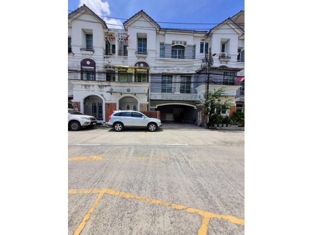 บ้านกลางเมือง ลาดพร้าว–โยธินพัฒนา บ้านหลังนี้อยู่ใกล้หน้าหมู่บ้านเข้าออกสดวก
