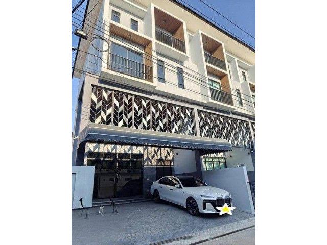 ให้เช่าโฮมออฟฟิศ3ชั้นครึ่งหลังมุม Diamond Ville ลาดพร้าว วังหิน