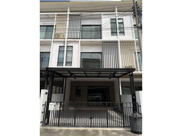 ขายทาวน์โฮม 3 ชั้น Patio Srinakarin Rama 9 กรุงเทพกรีฑา 3.99 ลบ