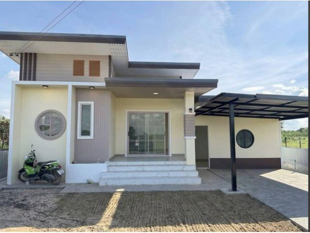 บ้านใกล้ตัวอำเภอ 100 ตรว. 2,290,000.- ️3 ห้องนอน 2 ห้องน้ำ 2 ห้องครัว 1 ห้องโถง ห้องเก็บของ ที่จอดรถ