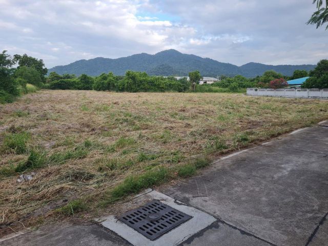 ขายที่ดินหนองข้างคอก 3 ไร่ ติดวิวเขา ติดถนนคอนกรีต2ด้าน ใกล้ถนนเส้น3702เลียบมอเตอร์เวย์-400เมตร อ.เมืองชลบุรี