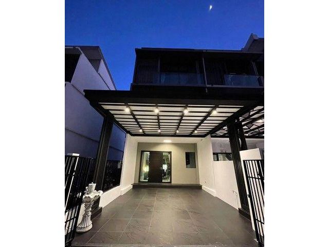 ให้เช่าทาวน์โฮม 3 ชั้น แปลนหลังมุมสวย โครงการ ดิ แลนด์มาร์ค เอกมั
