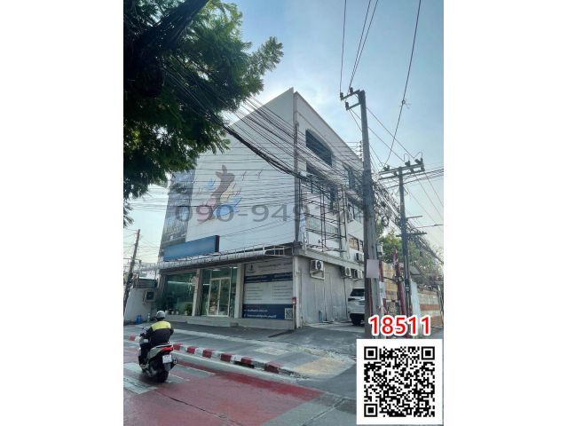 เช่า อาคารพาณิชย์ขนาดใหญ่ 3 ชั้นครึ่ง ตั้งอยู่มุมปุณณวิถี 20 (ซอยสุขุมวิท 101/1) ใกล้ BTS ปุณณวิถี