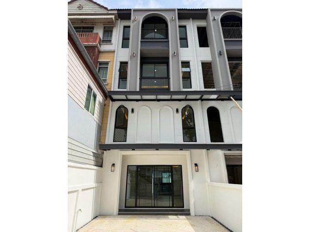 ขายทาวน์โฮม 4 ชั้น 4 ห้องนอน ลาดพร้าว 110 พื้นที่ขนาดใหญ่ รีโนเวท