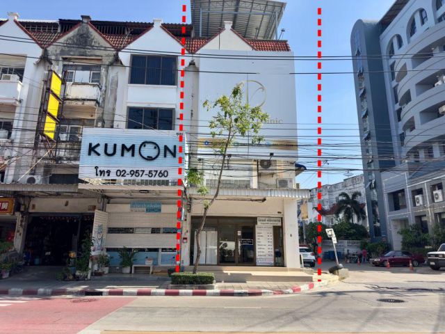 ขายอาคารพาณิชย์ หลังมุม พื้นที่ 25 ตารางวา ถนนอิทราภรณ์ ตรงข้ามแม็คโครฟู้ด บดินทร์เดชา