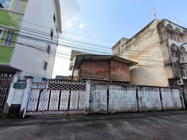 ขาย บ้านพร้อมสิ่งปลูกสร้างบ้านไม้ 2 ชั้น 54 ตร.วา ซอย จรัญสนิทวงศ์ 1 ทำเลดีใกล้ MRT ท่าพระ 650 เมตร