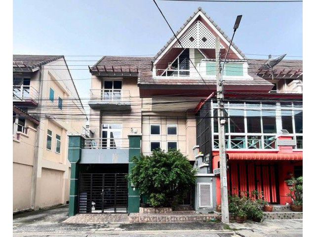 โครงการเมอริท เพลส ลาดพร้าว 87 ทาวน์โฮม 3 ชั้น หลังมุม ทำเลศักยภ